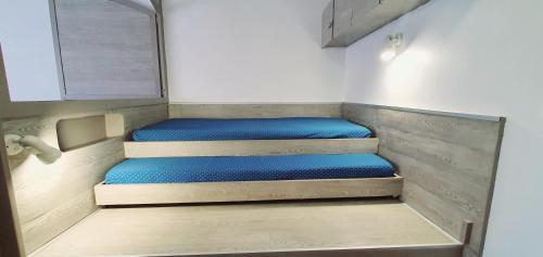 3 marches dans une petite pièce avec risers bleus dans l'établissement Jolie Vue - La Loge, à Hyères