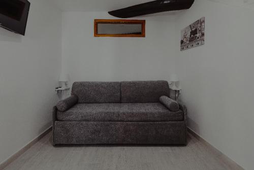 a couch sitting in a corner of a room at Pria de Mar 2 nuovo da giugno 2022 in Riomaggiore