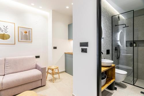 uma sala de estar com um sofá e um chuveiro em CLIC - Comfort Luxury in City of Ioannina em Ioannina