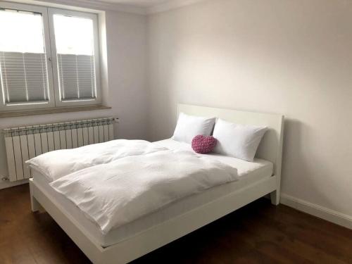 - un lit blanc dans une chambre avec 2 fenêtres dans l'établissement Giovanni’s Home, à Sfântu-Gheorghe