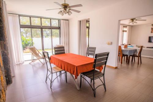 Televisyen dan/atau pusat hiburan di Villa Fitz: Sunlit Beach Getaway w/ Pool + WIFI