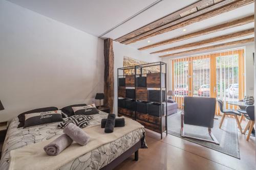 une chambre avec un lit, une table et des chaises dans l'établissement La Semeuse Hurst, à Colmar