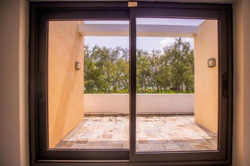Gambar di galeri bagi Villa Fitz: Sunlit Beach Getaway w/ Pool + WIFI di Belle Mare