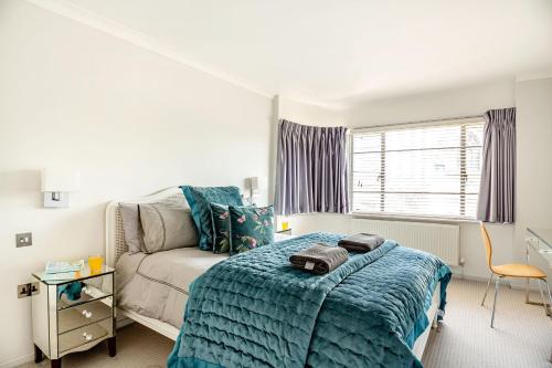 a bedroom with a bed and a couch at The Art Deco House in Menai Bridge