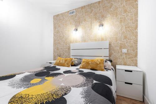 sypialnia z łóżkiem z czarno-żółtym kocem w obiekcie LOFT 1 CHAMBRE PRES MER w Nicei