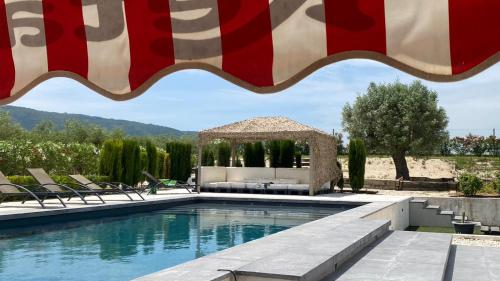 Der Swimmingpool an oder in der Nähe von WHITE HOUSE EN ENGUERA - Fantástica casa con jacuzzi piscina y barbacoa