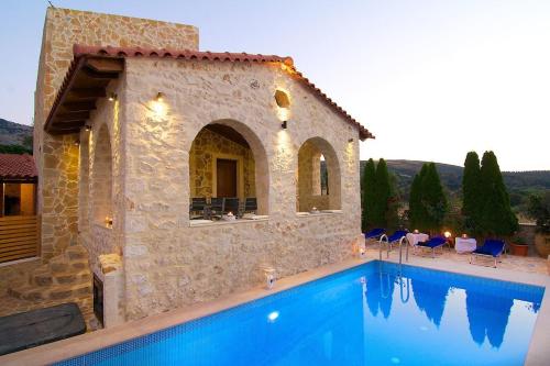 Πισίνα στο ή κοντά στο Elena Villa, an Authentic Retreat with Private Pool, By ThinkVilla