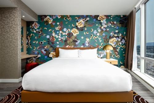 a bedroom with a large bed and a blue wall at Versante Hotel in Richmond