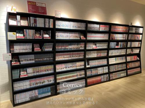 une étagère remplie de nombreux DVD dans l'établissement Henn na Hotel Komatsu Ekimae, à Komatsu