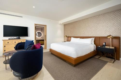 a hotel room with a bed and a tv at Versante Hotel in Richmond