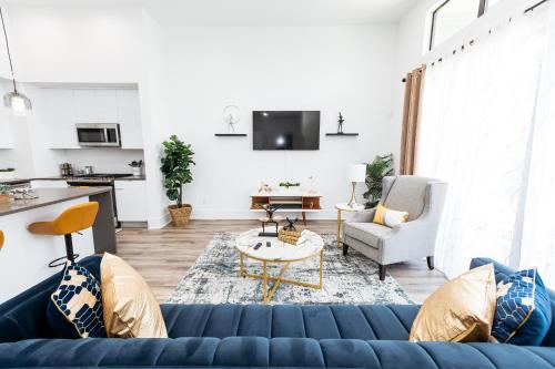 a living room with a blue couch at Beautifully Decorated, Modern Downtown Houston Home in Houston