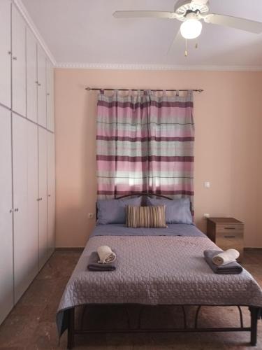 a bedroom with a bed with two towels on it at House Lantana 1432 in Pentátion