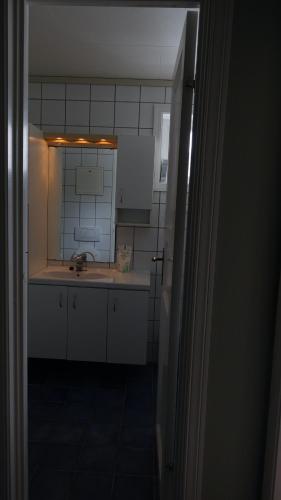 A bathroom at Svingen Apartments