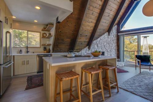 Dapur atau dapur kecil di Roots Mountain House Modern A-Frame