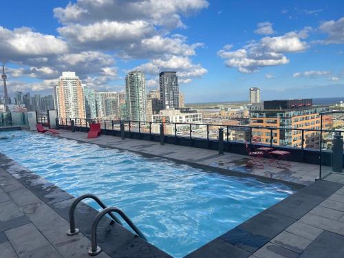 Charming Condo with rooftop Pool and lake view in Downtown