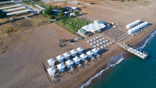 eine Luftansicht eines Resorts am Strand in der Unterkunft Lara Olympos Hotel in Antalya