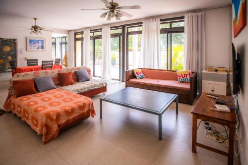 貝爾馬爾的住宿－Villa Simone: Sunlit Beach Getaway w/ Pool + WIFI，带沙发和咖啡桌的客厅