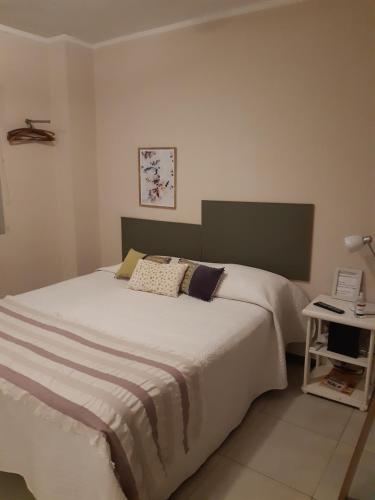 um quarto com uma cama grande num quarto em Espacio Guemes em Chivilcoy