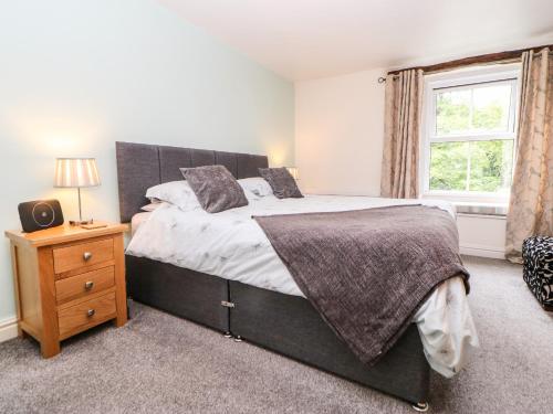 Un dormitorio con una cama grande y una ventana en 27 Bongate en Appleby
