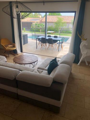 Fotografia z galérie ubytovania Villa moderne avec piscine v Avignone