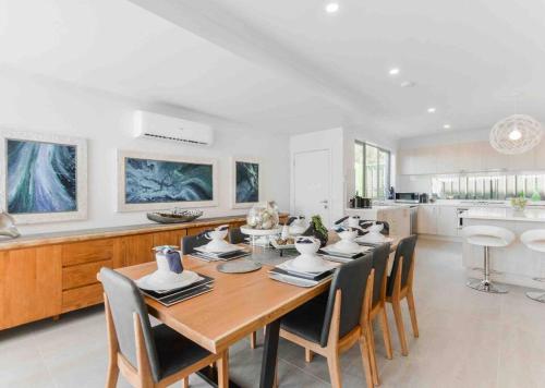 a kitchen and dining room with a table and chairs at The Art House in Rosebud