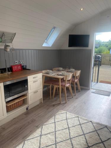 Η κουζίνα ή μικρή κουζίνα στο Gorestown Glamping Chalets