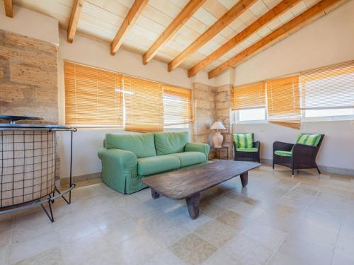 Uma área de estar em Duplex on estate with private access to the most beautiful beach in Mallorca