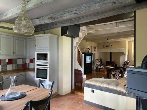 une cuisine et un salon avec une table et une salle à manger dans l'établissement Holiday Home in Altillac with Pool and Garden, à Altillac