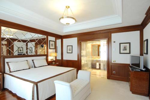 Uma televisão e/ou sistema de entretenimento em Royal Hotel Carlton