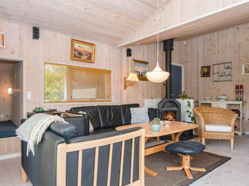 Posezení v ubytování 8 person holiday home in Glesborg-By Traum