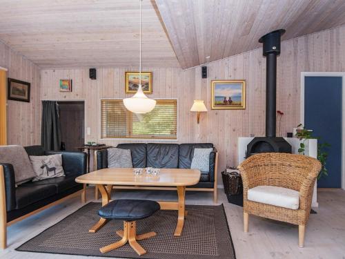 Fjellerup Strandにある8 person holiday home in Glesborgのリビングルーム(テーブル、暖炉付)