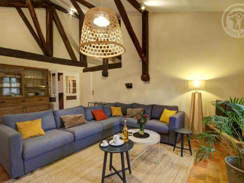 Ruang duduk di Gîte historique au cœur du Parc du Pilat – 14 pers, 3 ch, 3 sdb, wifi, jardin, animaux acceptés - FR-1-496-136