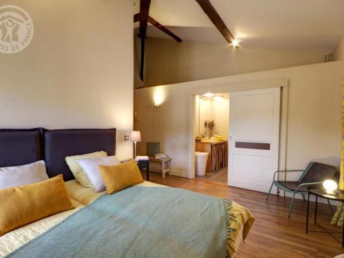 Ruang duduk di Gîte historique au cœur du Parc du Pilat – 14 pers, 3 ch, 3 sdb, wifi, jardin, animaux acceptés - FR-1-496-136
