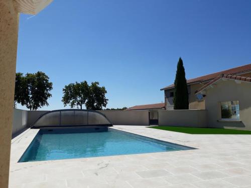 Fotografie z fotogalerie ubytování Gîte moderne de 100m² avec piscine partagée et jardin à Chalain-le-Comtal - FR-1-496-236 v destinaci Chalain-le-Comtal