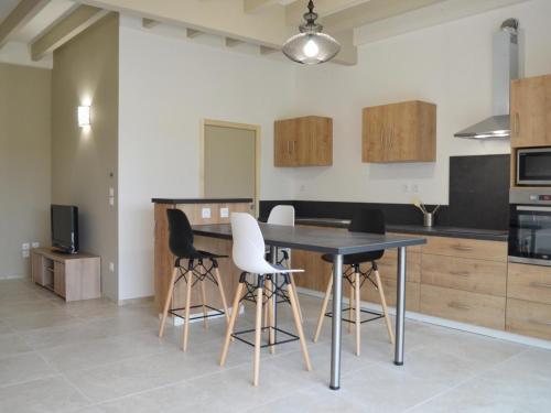 Fotografie z fotogalerie ubytování Gîte moderne de 100m² avec piscine partagée et jardin à Chalain-le-Comtal - FR-1-496-236 v destinaci Chalain-le-Comtal