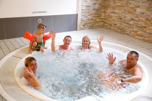 a group of people in a bath tub at Sonnenhotel Bayerischer Hof - All Inklusive Angebote verfügbar in Waldmünchen