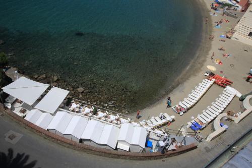 an aerial view of a beach with a group of tables and chairs at Hotel Helvetia in Sestri Levante