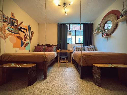 Una cama o camas en una habitación de 13 Cielos Hostel