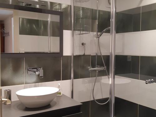 La salle de bains est pourvue d'une douche, d'un lavabo et d'un lavabo. dans l'établissement Appartement Les Deux Alpes, 3 pièces, 6 personnes - FR-1-516-181, à Les Deux Alpes