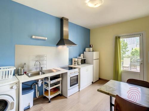 une cuisine avec un évier et un plan de travail dans l'établissement Charmant F2 climatisé avec terrasse, proche Thermes, parking privé, animaux acceptés - FR-1-451-163, à Lamalou-les-Bains