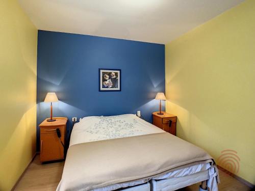 Posteľ alebo postele v izbe v ubytovaní Appartement F2 climatisé avec terrasse et parking, proche des Thermes et du centre - Lamalou les Bains - FR-1-451-164