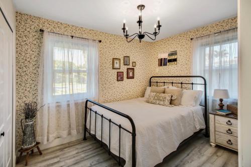 um quarto com uma cama e uma janela em Private Heated Pool Oasis Pet-Friendly Retreat Short or long Stays Sleeps 2-8 Ppl em Pompano Beach