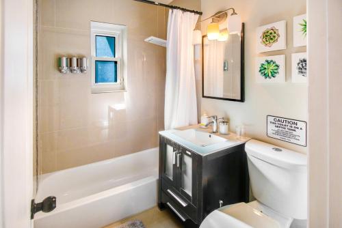 Ванна кімната в Private Heated Pool Oasis Pet-Friendly Retreat Short or long Stays Sleeps 2-8 Ppl