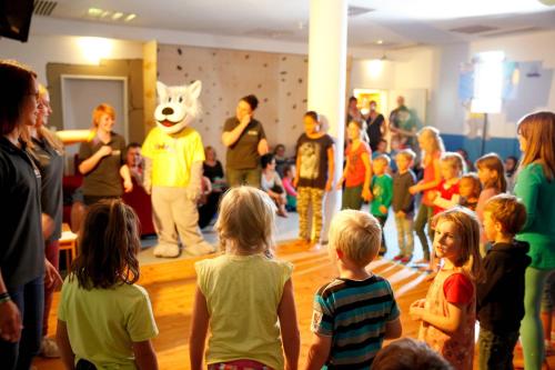 a group of children standing in a room with a crowd of people at Sonnenhotel Bayerischer Hof - All Inklusive Angebote verfügbar in Waldmünchen