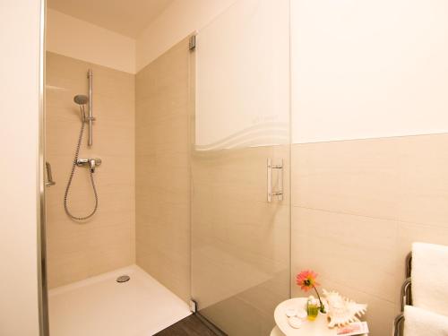
a bathroom with a shower, toilet, sink and tub at Austria Classic Hotel Wolfinger - Hauptplatz in Linz
