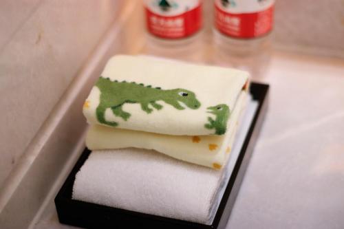 a green lizard on top of a pile of paper towels at Wyndham Qingdao l Free Fixed-Time Shuttle Service Between Hotel and Airport & North Railway Station l Outdoor Children's Amusement Park l 1-Hour Play Snooker or Table Tennis in Qingdao