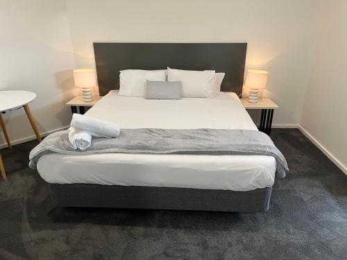 Giường trong phòng chung tại BENDIGO BOTANIC MOTEL- with KING BEDS-REFURBISHED 2022