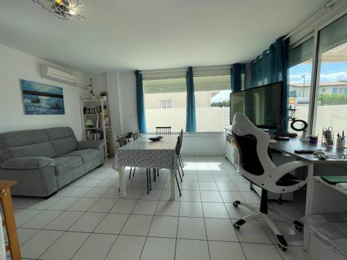 Zdjęcie z galerii obiektu Appartement climatisé avec terrasse à 100m de la plage, centre Saint Cyprien, parking et équipements inclus - FR-1-225D-146 w mieście Saint-Cyprien