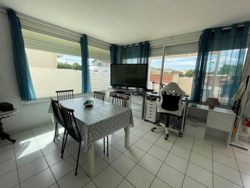 Zdjęcie z galerii obiektu Appartement climatisé avec terrasse à 100m de la plage, centre Saint Cyprien, parking et équipements inclus - FR-1-225D-146 w mieście Saint-Cyprien