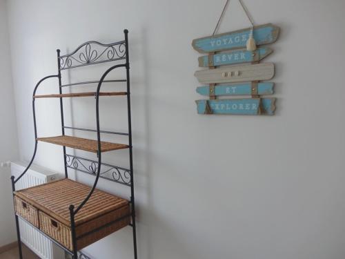 Posteľ alebo postele v izbe v ubytovaní Appartement 2P avec Jardin, Proche Golfe du Morbihan et Commerces, Parking Inclus - FR-1-639-67